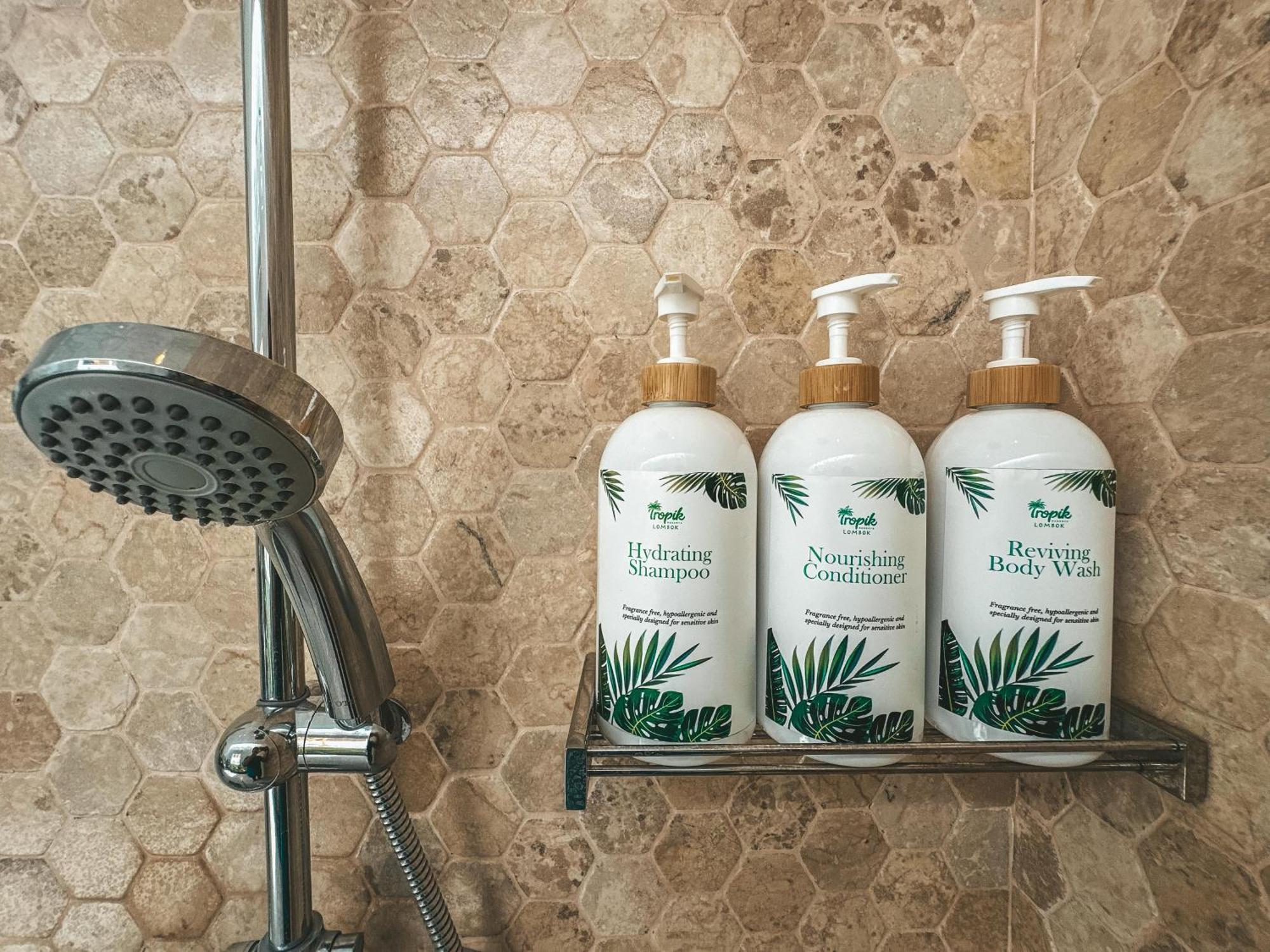 Tropik Resort Lombok セロング・ベラナク 部屋 写真